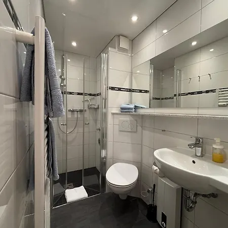 Haus Pavillon, 13 *