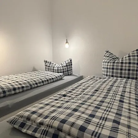 Haus Pavillon, 13 *