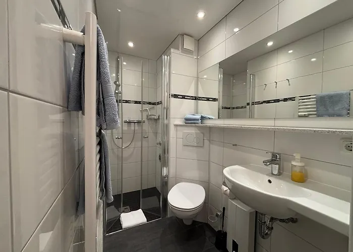 Haus Pavillon, 13 *